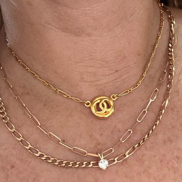 VINTAGE Authentic CHANEL 1983 CC medallion pendant necklace in 24K gold - Picture 11 of 16